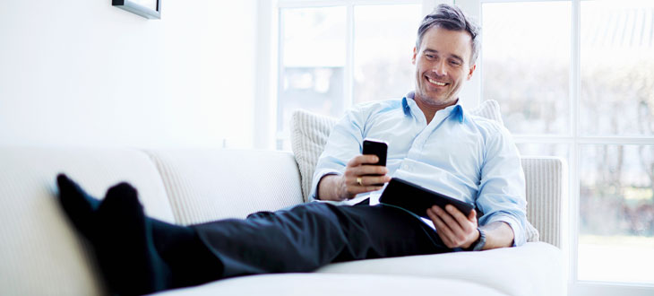 Man uses his bluetooth hearing aids from Starkey.